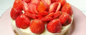 Einfacher Erdbeer-Kuchen mit Macadamia-Vanille-Creme