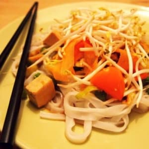 Reisnudeln mit Gemüse und Tofu
