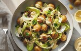 ai/ai endiviensalat mit warmen kartoffeln und zitronen tahin dressing