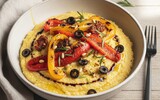 ai/ai mediterrane polenta mit gegrilltem paprika