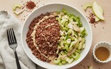 ai/ai roter quinoa mit sellerie apfel salat